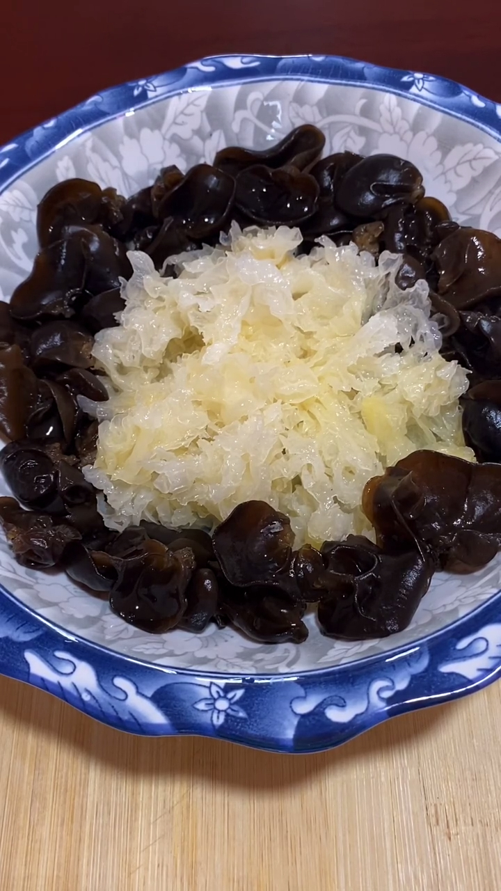 凉拌双耳。家常做法,请大家参考