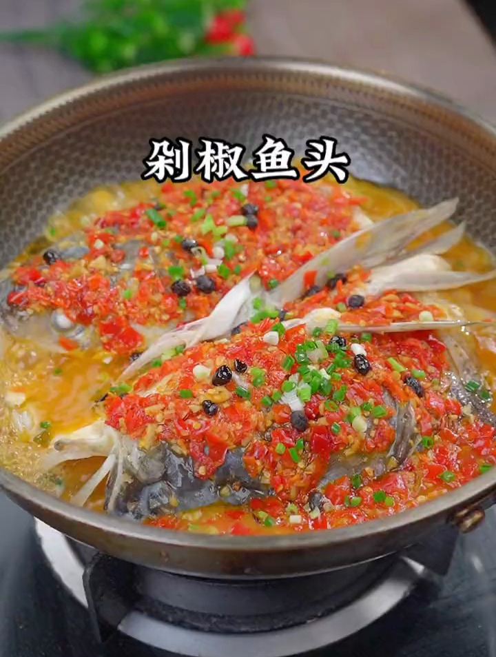 这个剁椒鱼头的家常做法只需要一口锅就能搞定,简单易做~