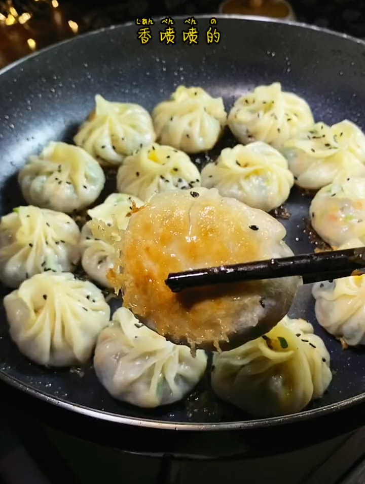 用饺子皮做的韭菜素馅饺子,我一口气吃了8个,你能吃几个