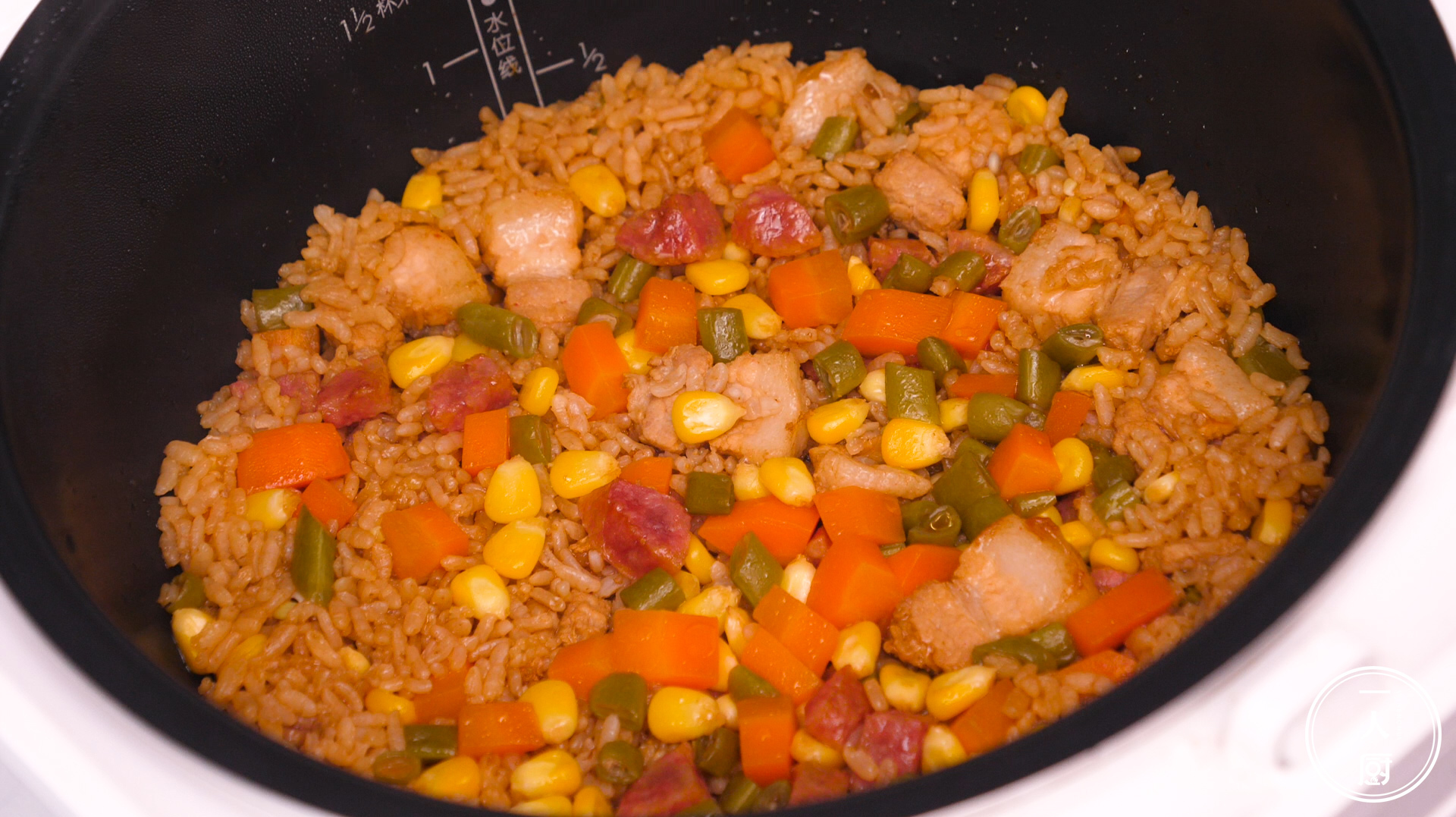 五花肉焖饭，用电饭煲就能做，简单又美味，一锅都不够吃