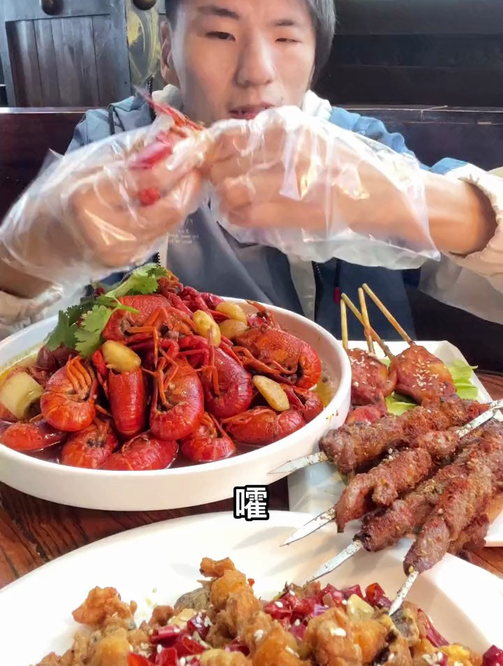 大半夜的饿了,出来找一家小龙虾吃!