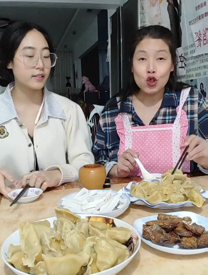初五吃芹菜馅饺子,寓意勤财,来年勤勤恳恳,天道酬勤,大展宏兔