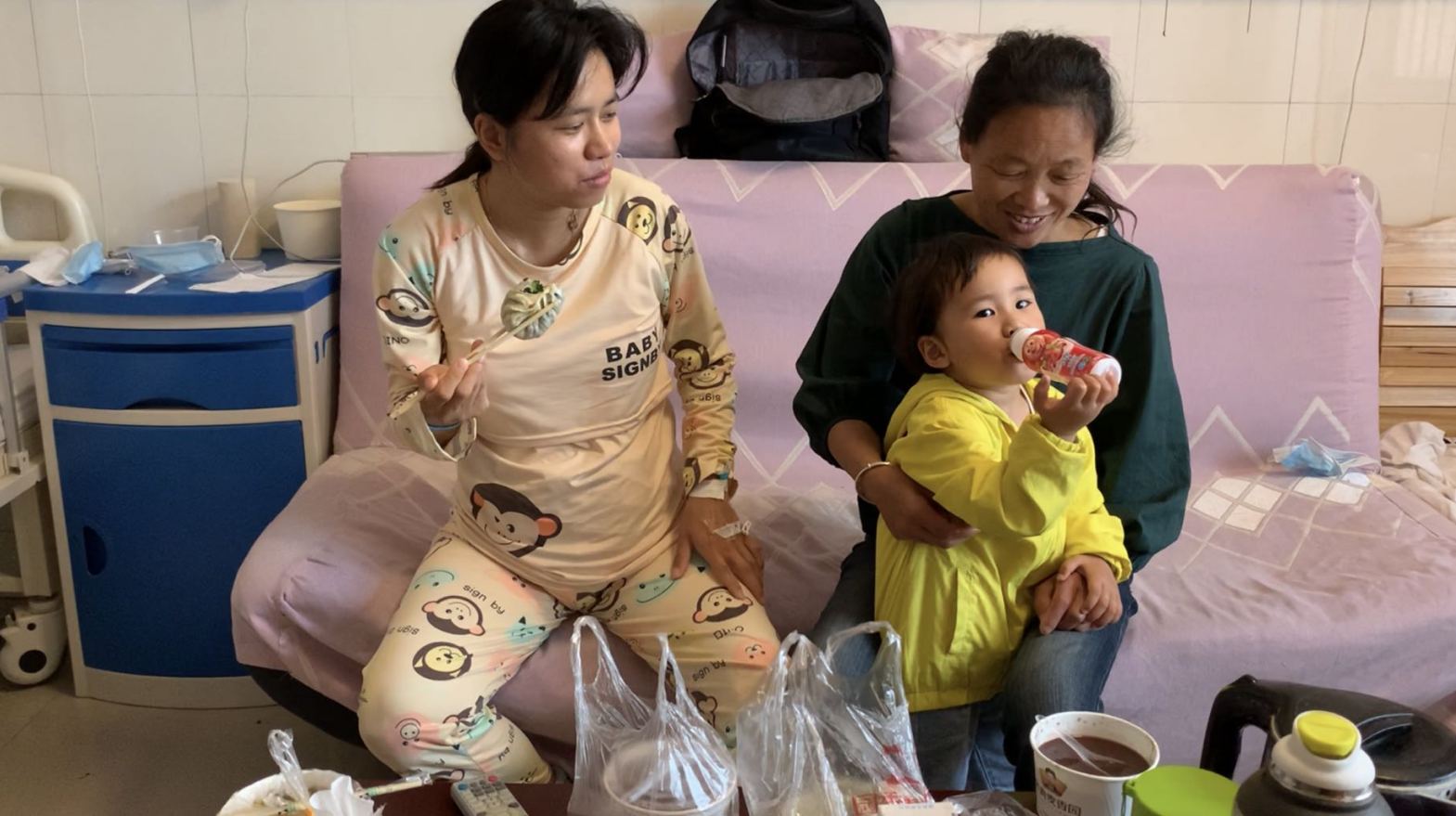 婷婷生宝宝第2天,她能吃热干面吗?老公背着小优优去买早饭!