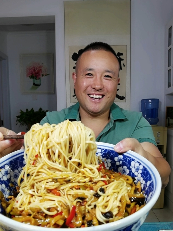炒菜拌面吃出饭店的味道,简单好像味道嘎嘎香,天天吃都不腻