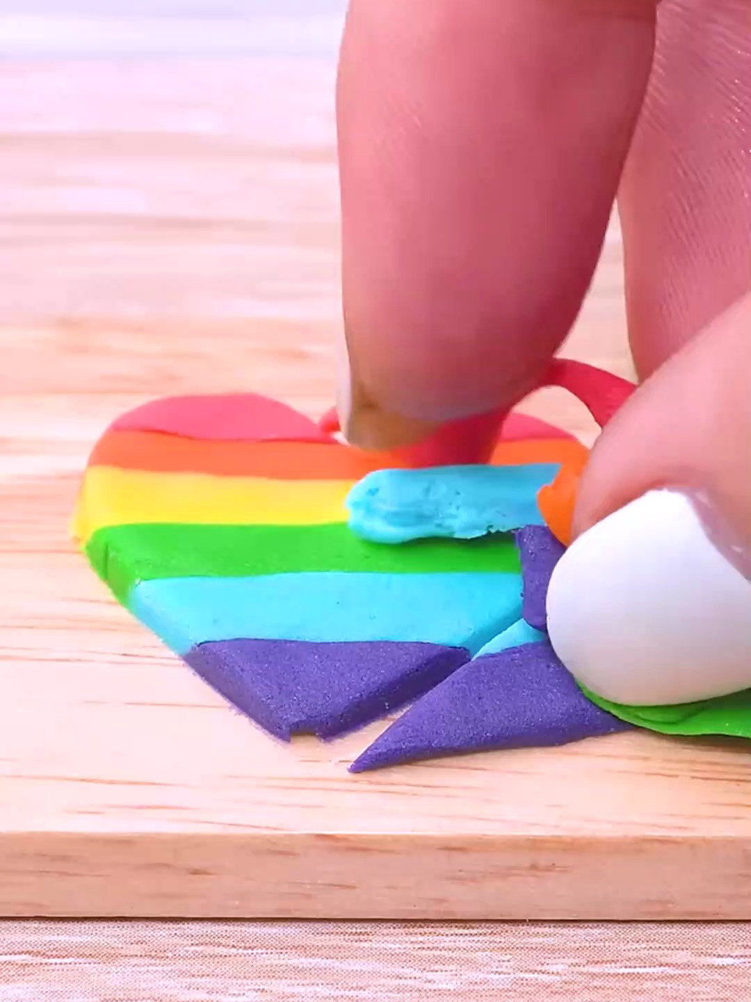 迷你厨房:用彩色橡皮泥制作爱心蛋糕