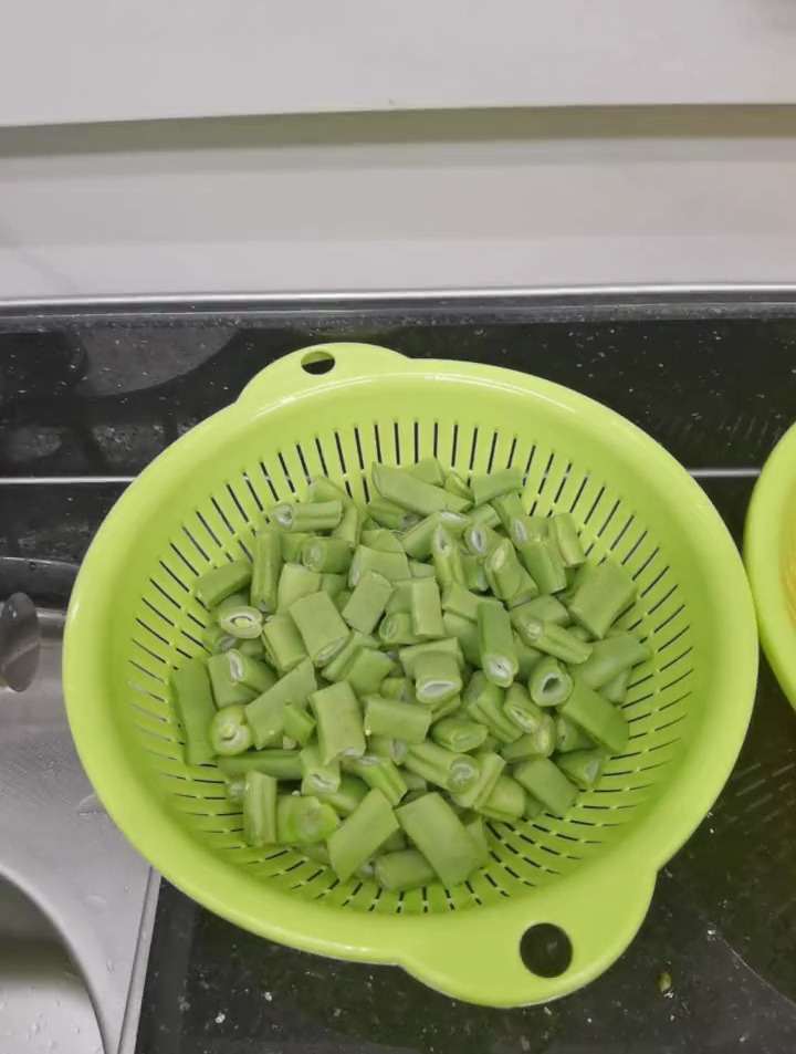 豆角炒饭,蒜蓉蒸娃娃菜粉丝,清蒸石坚鱼!