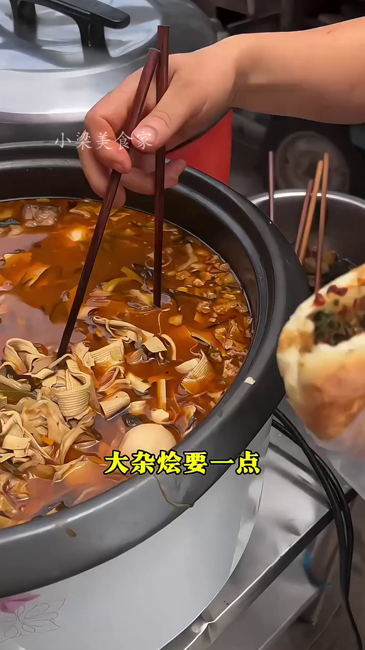 河南街头2元烧饼夹菜20来种菜随便夹～