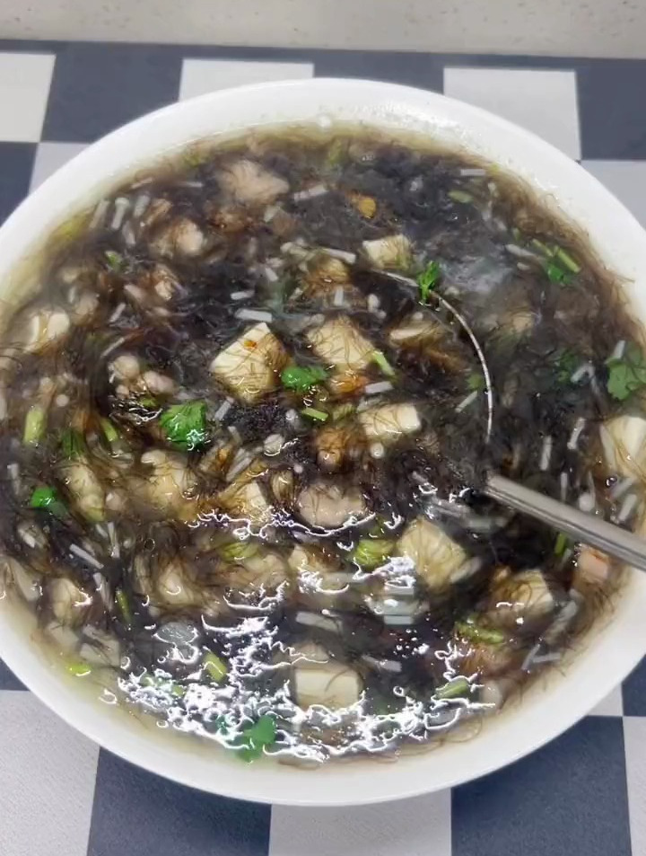 燥热的天气适合在家做一道爽口的海发菜汤来喝,清爽又鲜美
