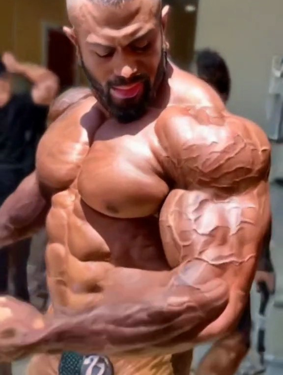 这位健身大神把肱二头肌练得青筋凸起