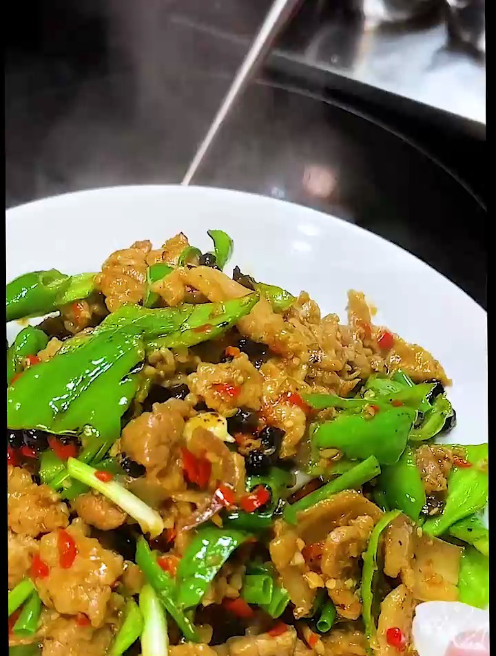 小炒肉家常做法 肉要用葱姜水和红薯粉才能嫩,铁锅烧好才不粘