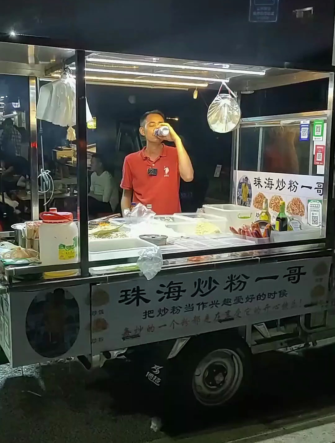 花十六块来路边炒粉摊吃个叉烧炒饭,你们说这十六块花得值吗?