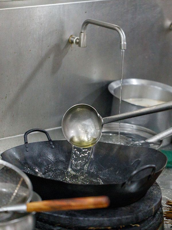 为什么饭店大厨炒菜时,要一直开着水龙头?这不是在浪费水吗?