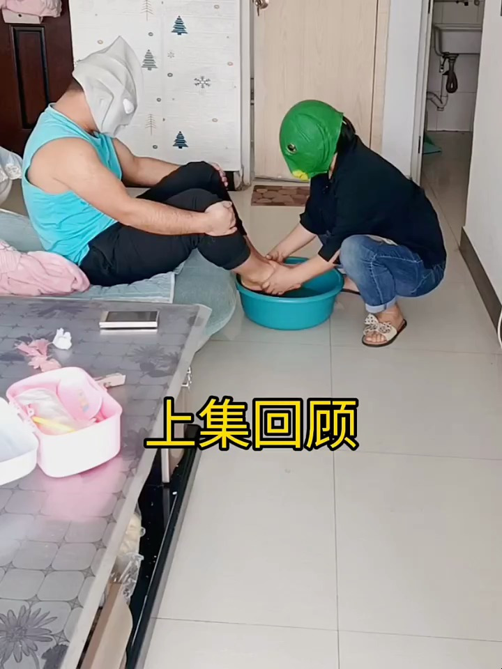 迪迦哥哥被怪兽咬伤了,鱼头怪来帮忙,最后给迪迦包扎好了!