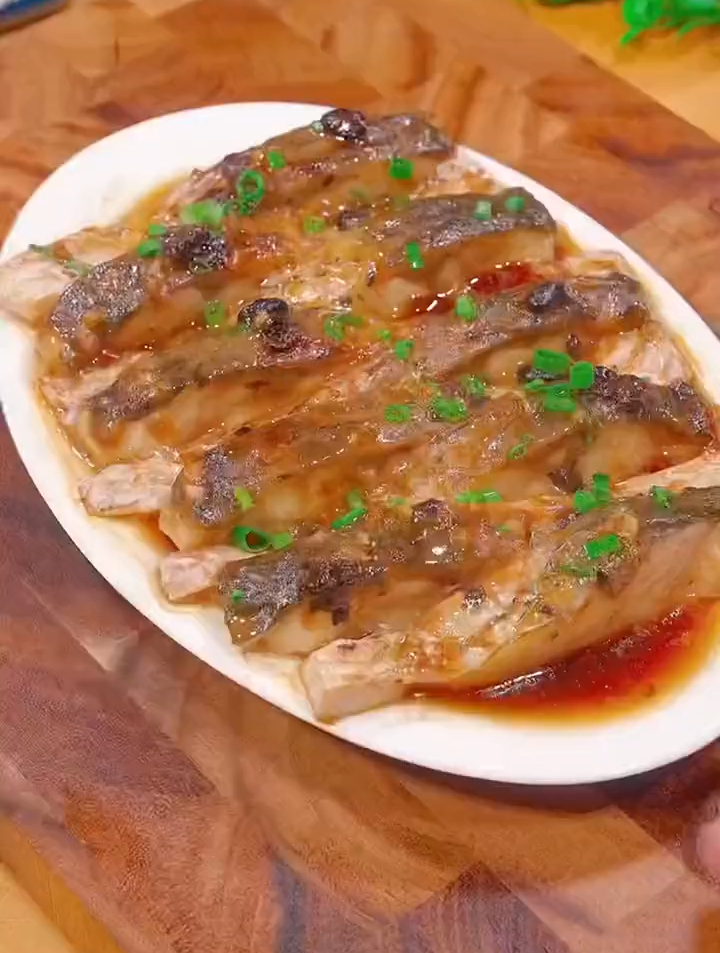 这是广东人餐桌上经常出现的一道菜:豆豉蒸鱼腩,今天10秒教会您