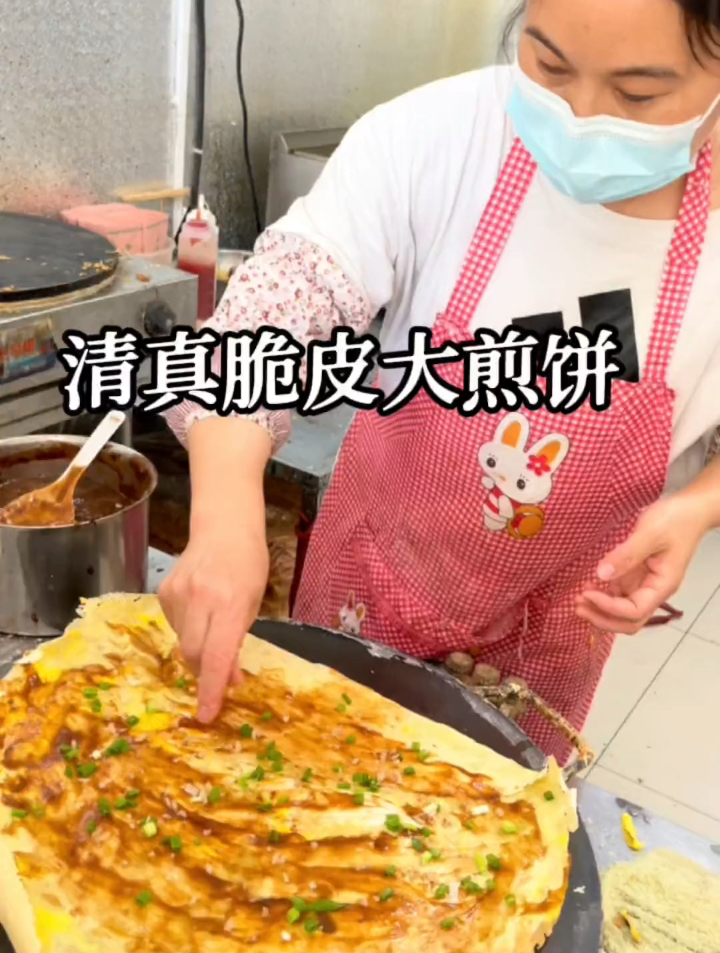 光明道有个山东大姐做的清真脆皮煎饼,又大又脆真顶饱