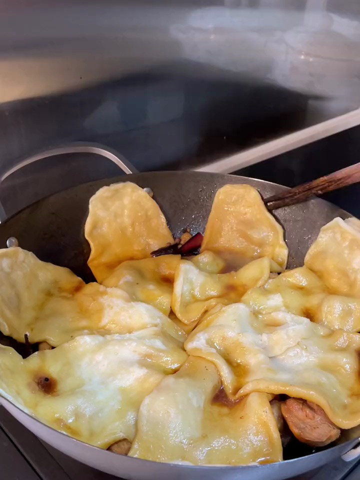在家做的地锅鸡,锅边贴了几个饼,简单又好吃