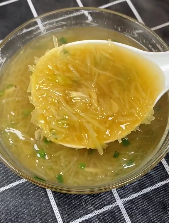 今天用土豆给大家做一道暖心又暖胃的土豆丝汤