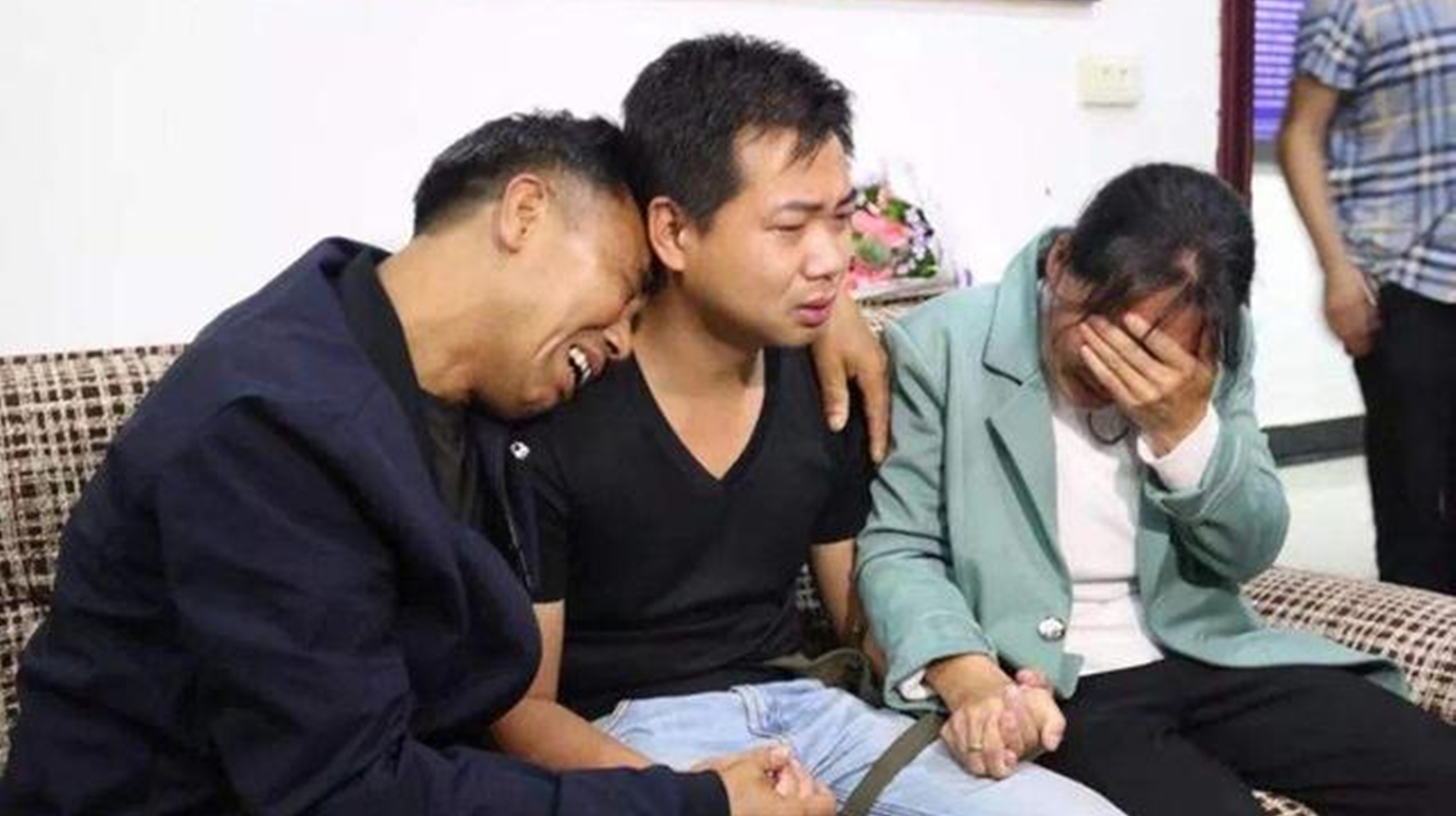 孕妇怀孕11个月还不生,医生强行剖腹产,孩子出生后全家乱成一团