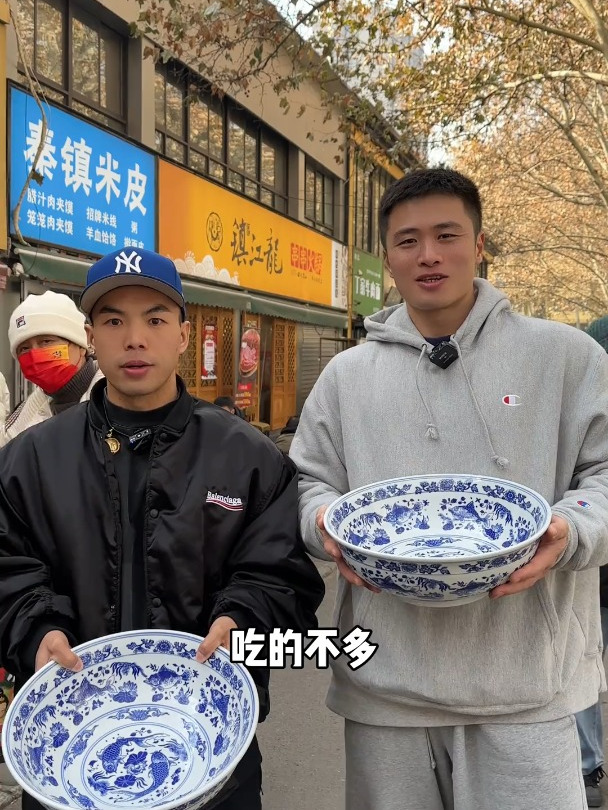 大冬天不得来一碗羊肉面!羊肉一点膻味都没有,面筋道爽滑,舒服