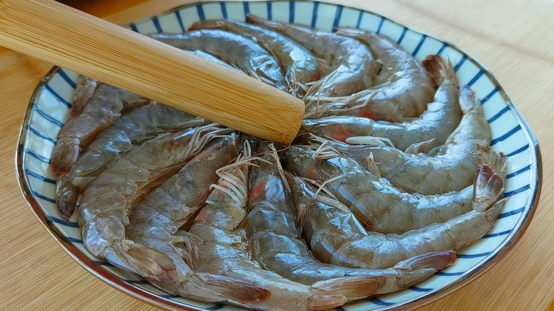 蒜蓉大虾到底怎么做好吃？下锅顺序很重要，好多人都做错了