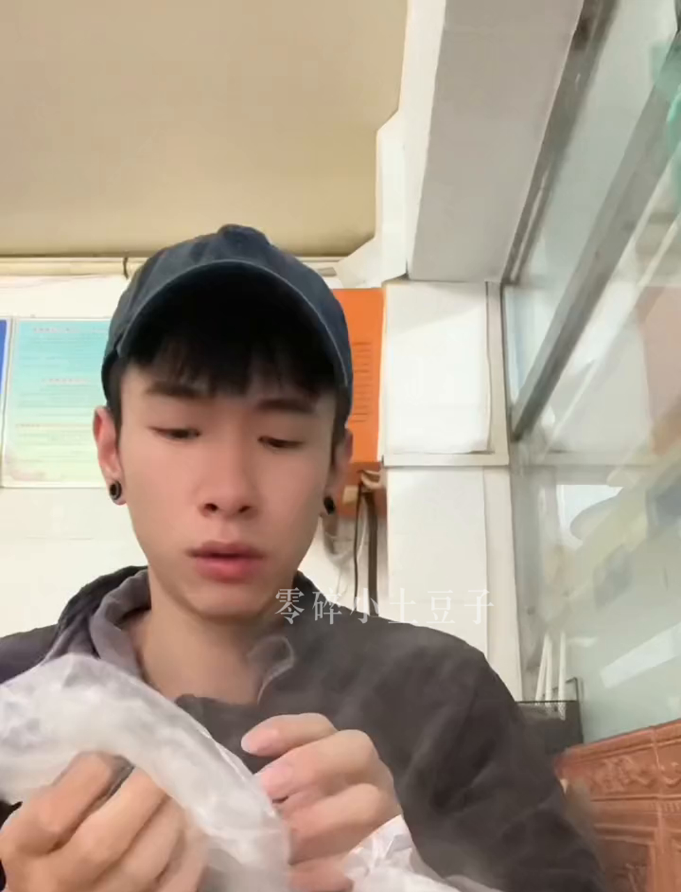 听说过这家包子铺吗?西葫芦馅儿的包子我头回尝,味道真不错!记得要趁热吃,凉了味道就差了!