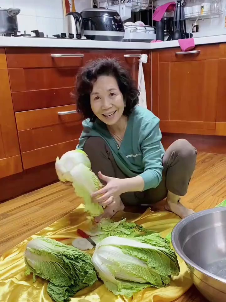 韩国婆婆做的现吃辣白菜做法十分简单
