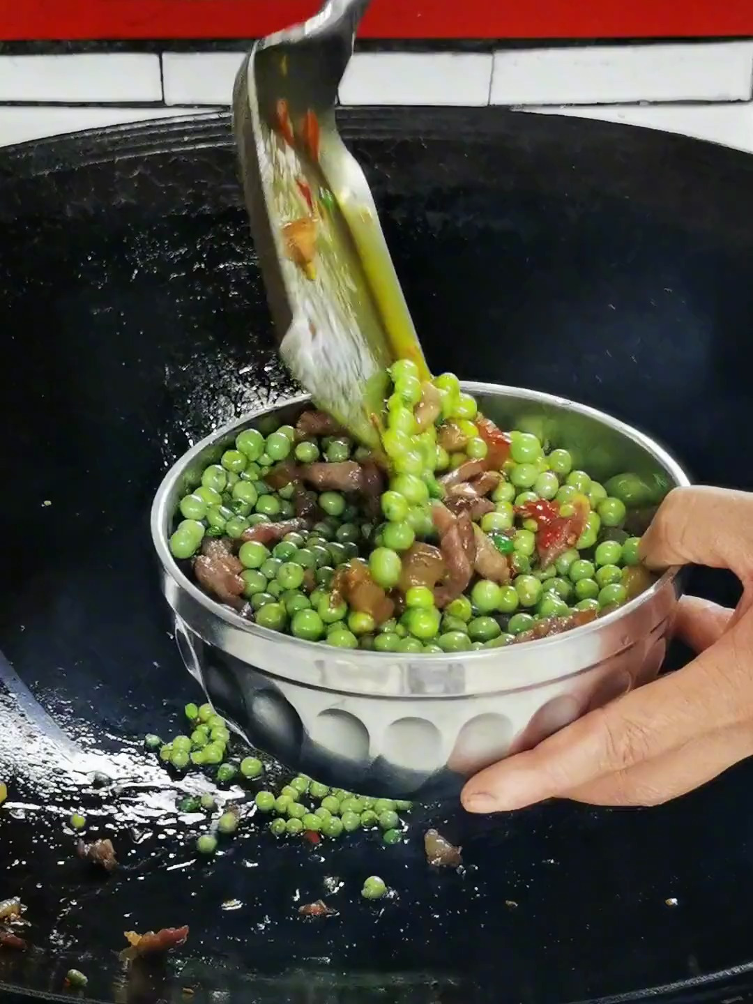 这锅豌豆腊肉焖饭还是记忆中的味道,油而不腻,你们多久没有尝过