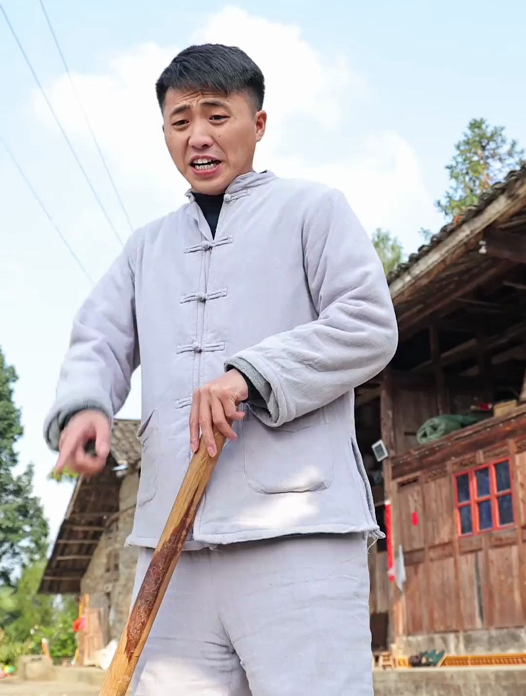 松松做了一个压猪头,把二毛可馋坏了