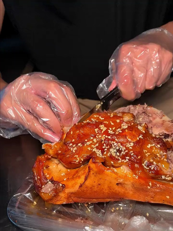 这家淄博烧烤最近又更新了菜单,都是本地人的宵夜首选呀!