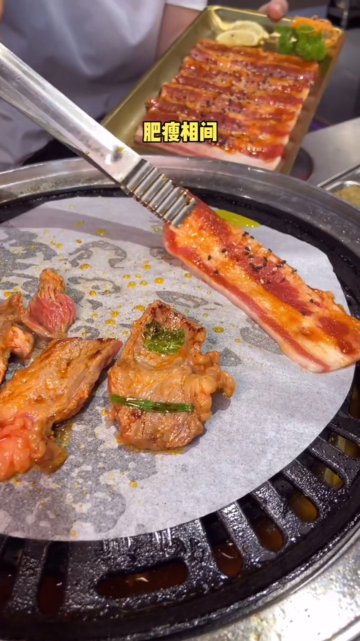今天又来吃正宗东北地桌烤肉,秘制牛肉的福利我也领了哦!