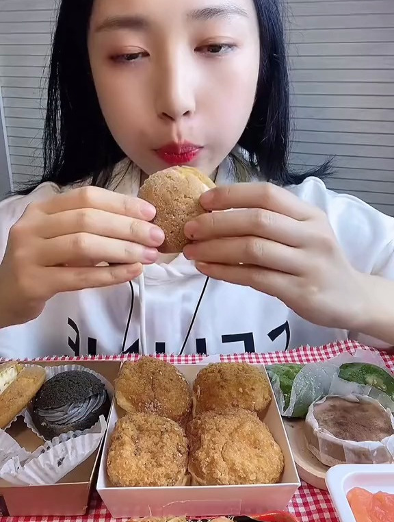 到饭点了,准备的甜品好吃极了!