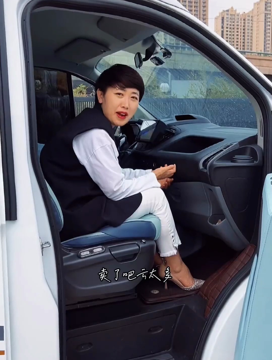 全顺大床车 面包天花板