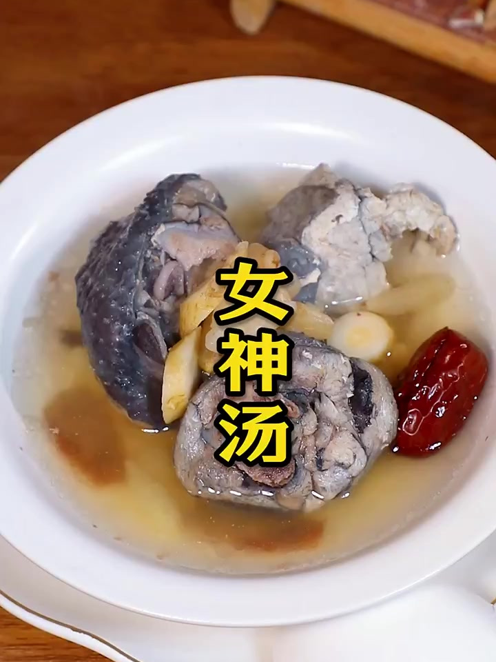 女生要多喝汤汤水水,养一养,然后惊艳所有人红参乌鸡汤喝出好