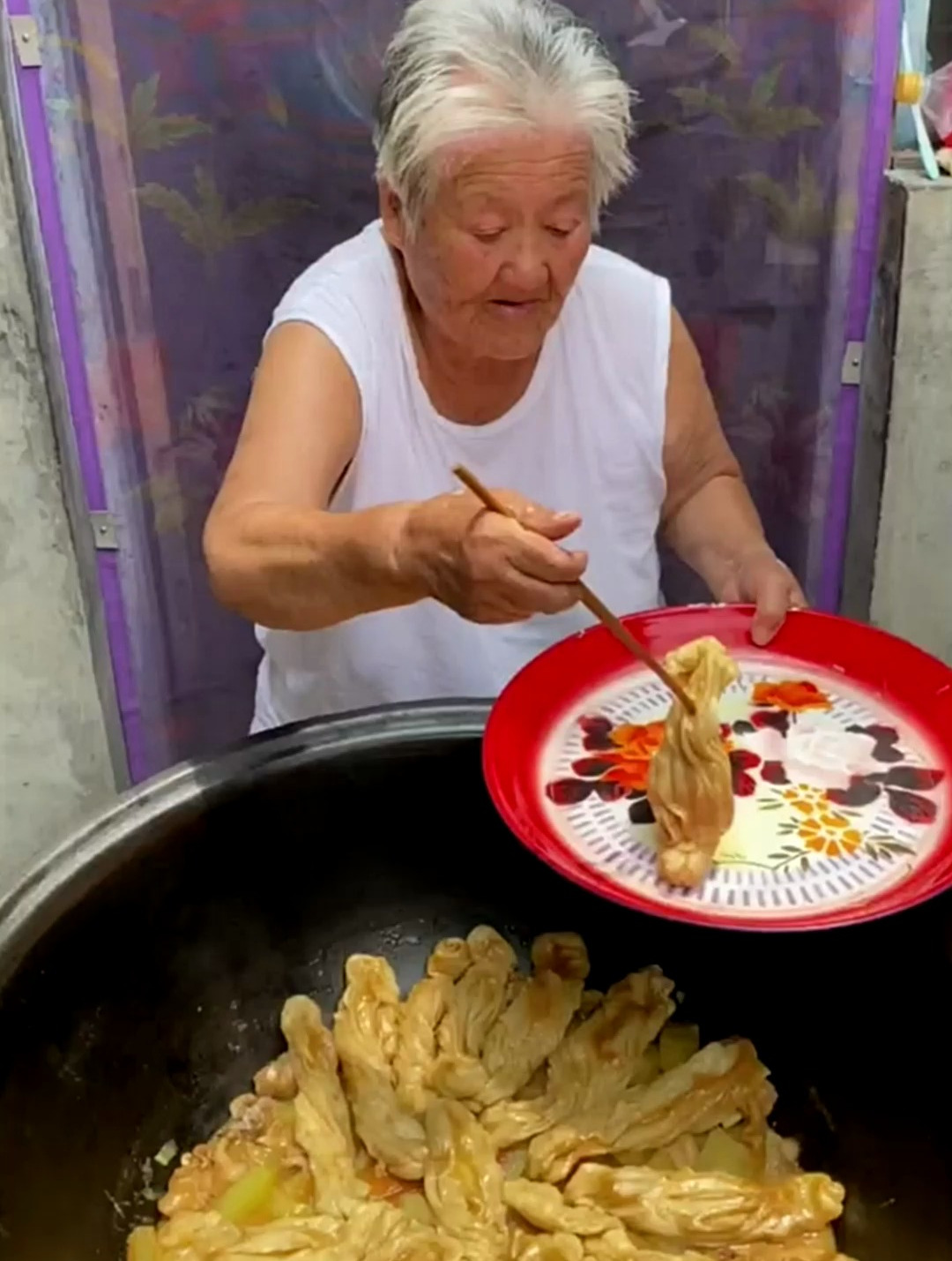 西瓜炖鸡还弄的花卷一锅出,还可以弄发面花卷美食!