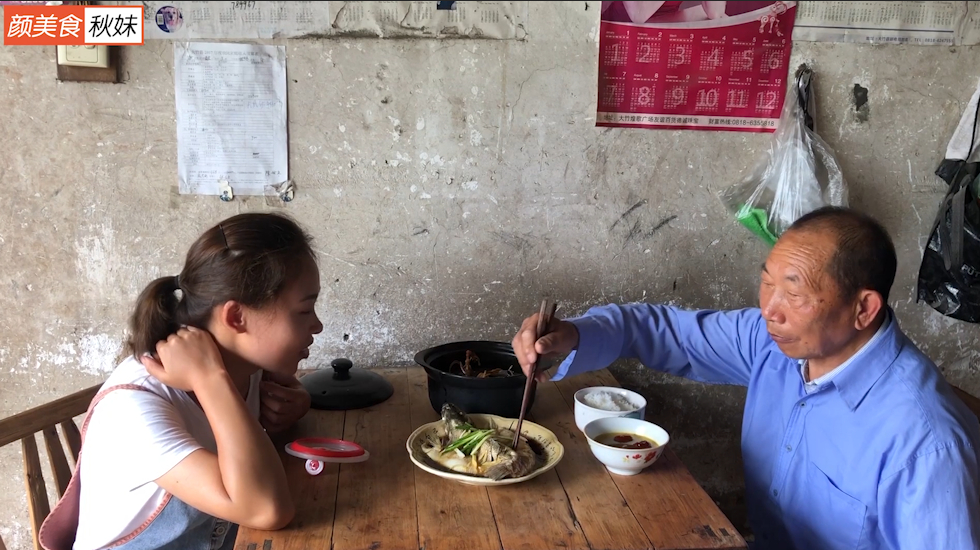 秋妹外公生病了，炖了鸽子汤、清蒸鲈鱼送去，营养美味外公说好吃