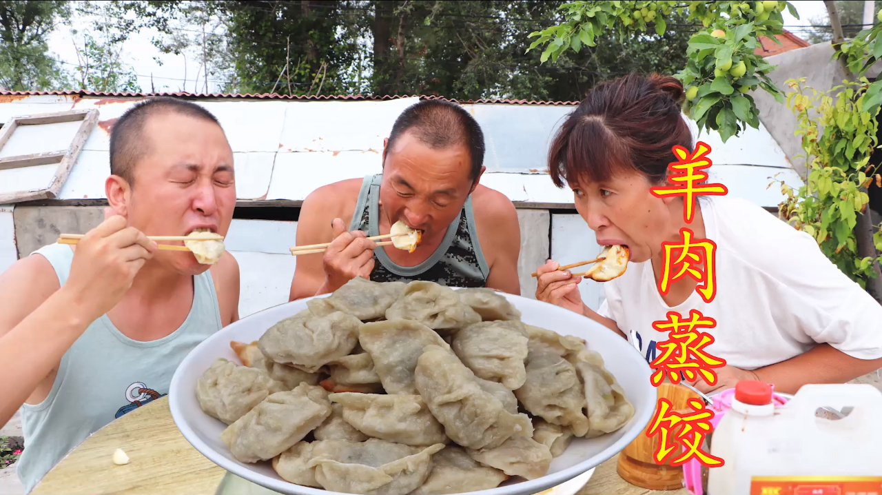 今天吃羊肉蒸饺，准备两种馅，芹菜羊肉和茴香羊肉，味真香