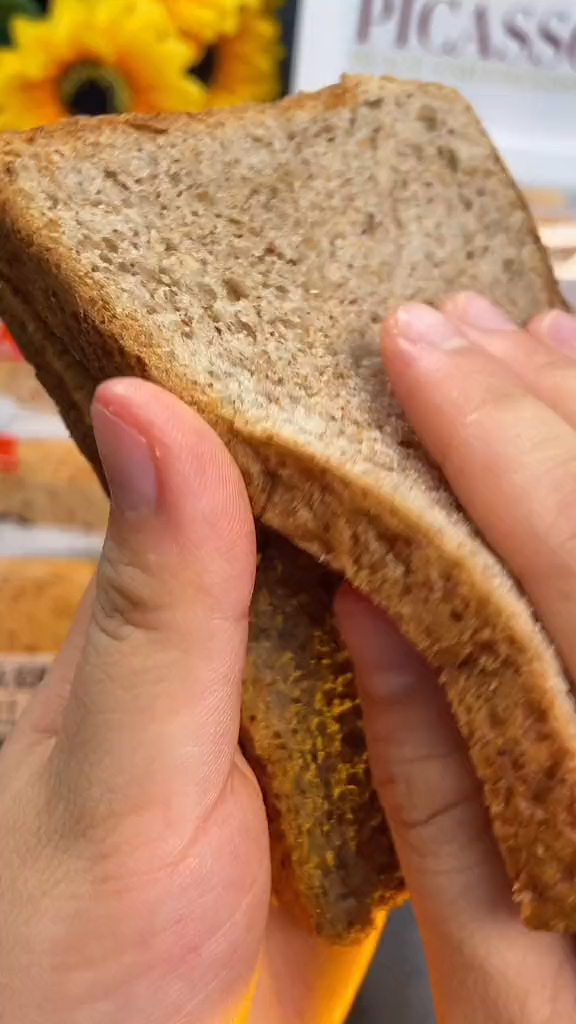 这款全麦面包真的是我回购不下十次的款,口感好高膳食纤维饱腹很适合代餐!没有蔗糖哟