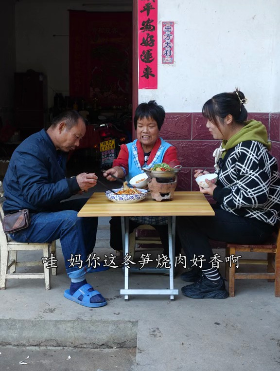 妈妈说这个叫冬笋 我说这个是茭白 你们那边叫什么呢用来烧肉好吃