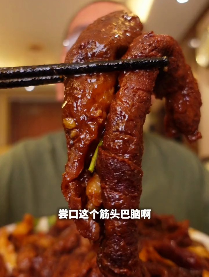 今天平姐给咱安排一个筋头巴脑锅,加了牛肉丸和粉条焖面,绝绝子