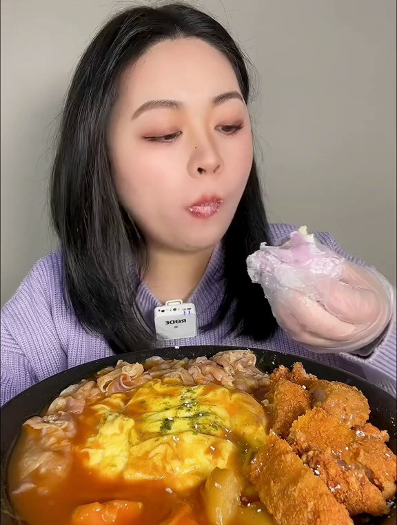 今天吃蛋包饭加一个小甜品冰皮月亮蛋糕,这搭配我好喜欢