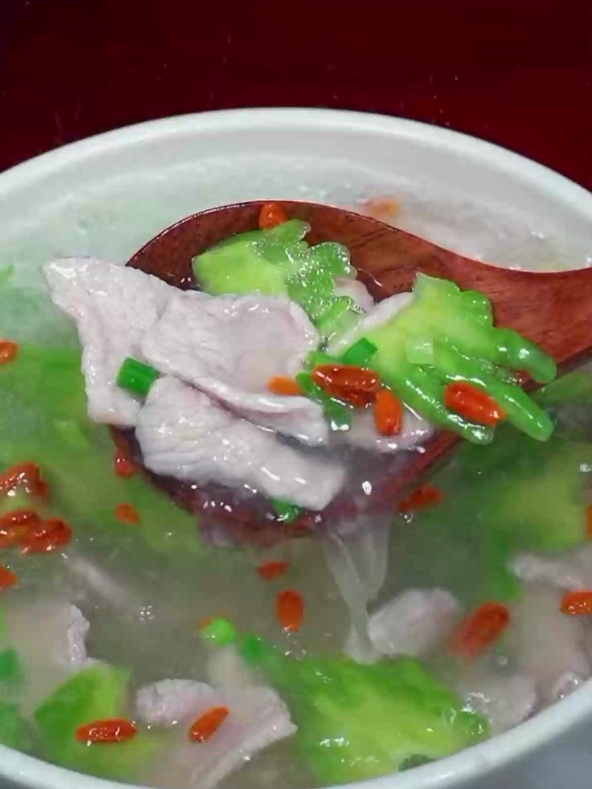 苦瓜肉片汤,怎么做才苦瓜不苦肉片滑嫩
