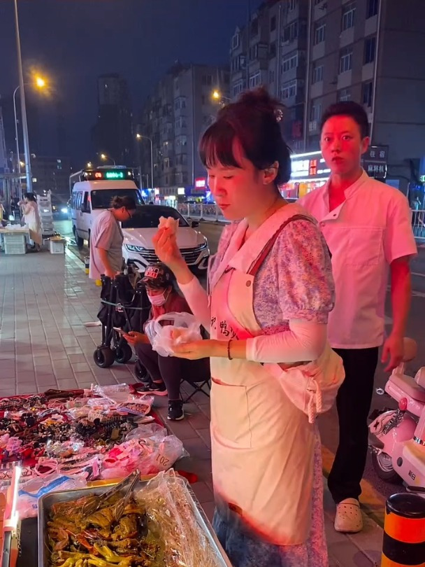 这是我自开店以来的第一次摆地摊。猜猜我第一天卖的咋样?