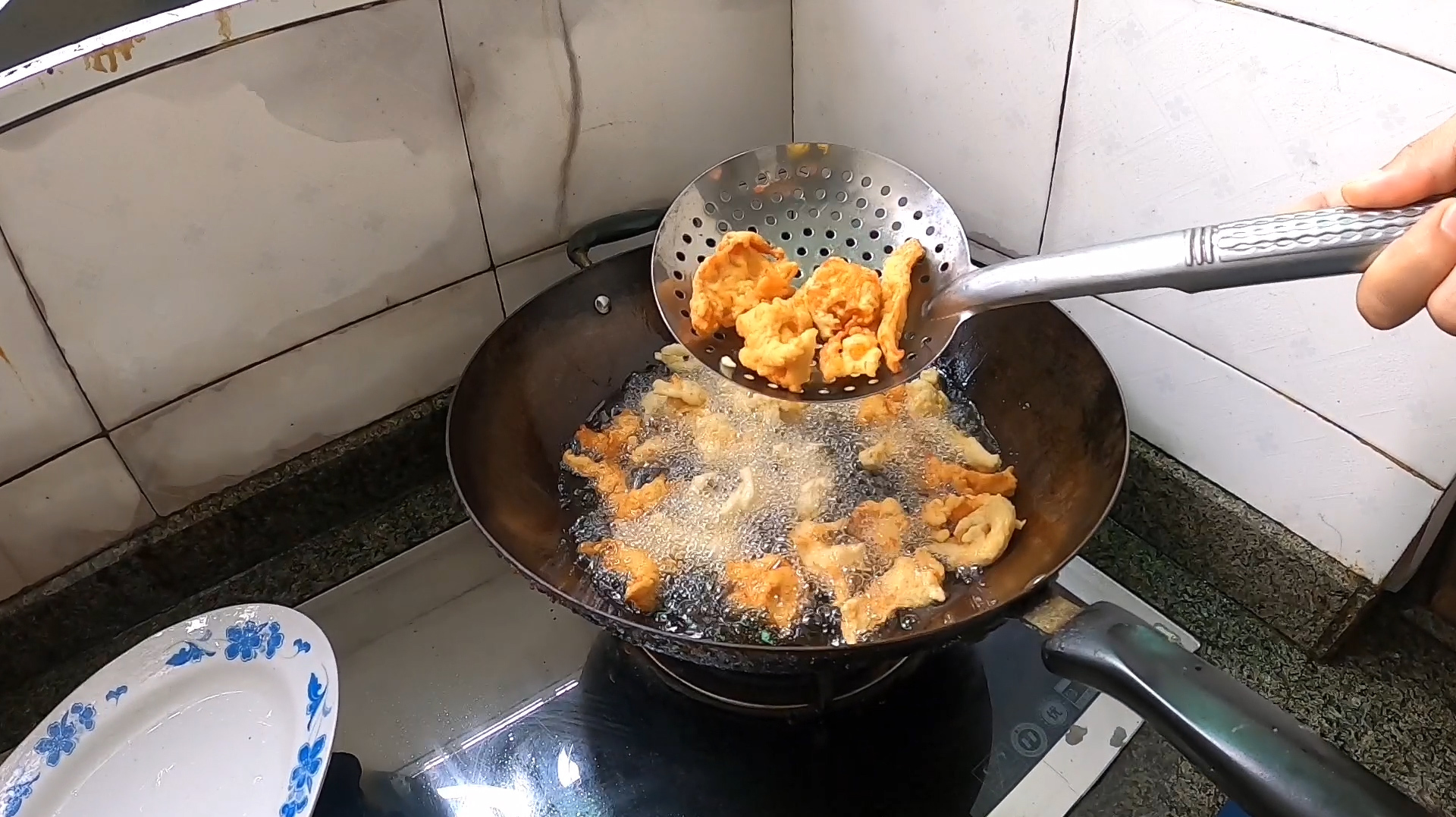 夫妻俩油炸鸡肉,色泽金黄美味可口,家常小吃安逸!