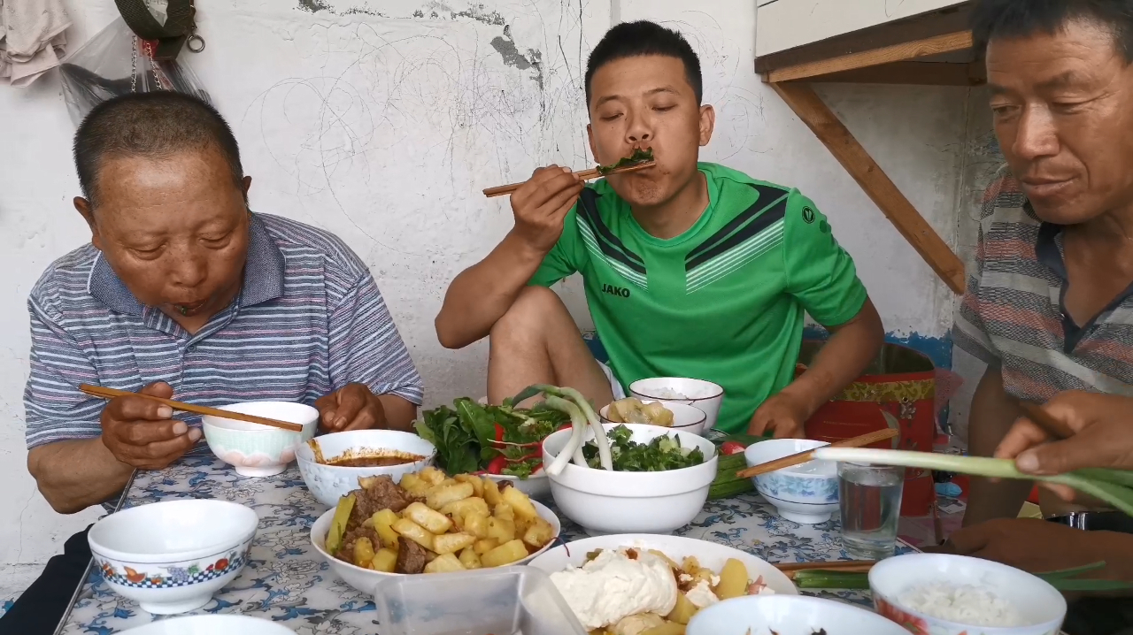 东北人的午饭,餐桌上离不开蘸酱菜,臭菜大豆腐蘸酱,好吃又下饭