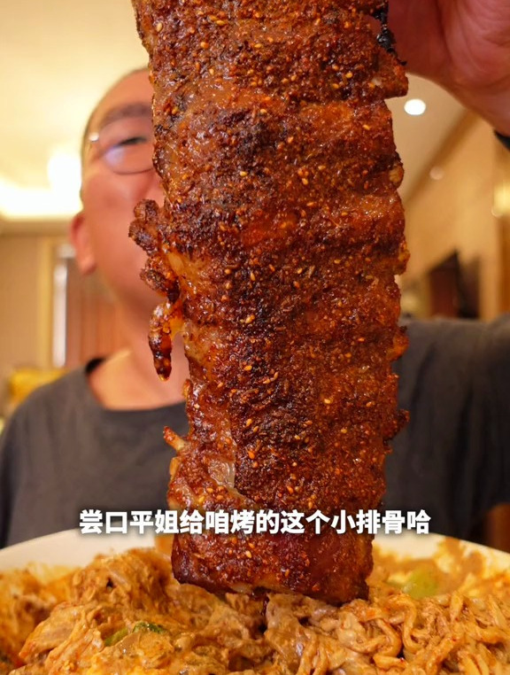 今天平姐给咱安排个爆浆鸡排 烤排骨 还有干汁麻辣烫