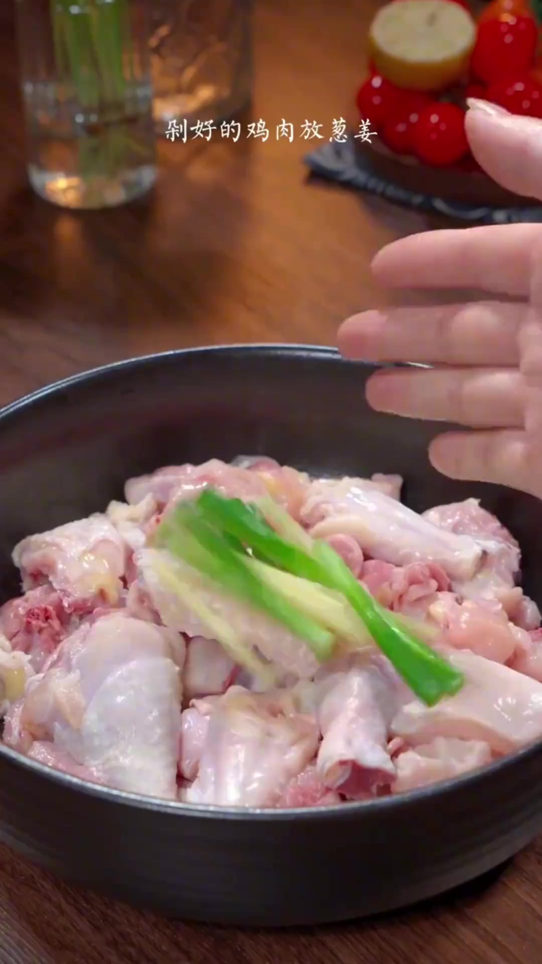 广东妈咪经常做的香菇蒸滑鸡,很受小朋友喜欢,做法非常的简单!