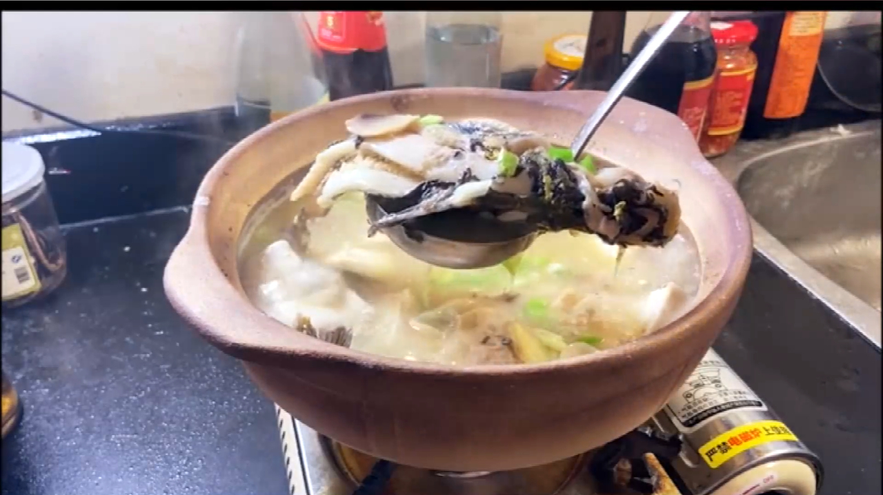 鱼炖豆腐的最佳做法,看厨师长的手艺,汤汁奶白,味道鲜到极致