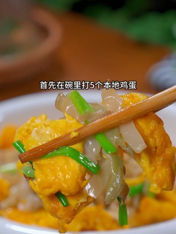 天热吃饭没胃口,可以试试这道榨菜丝炒鸡蛋,清爽开胃好吃又下饭