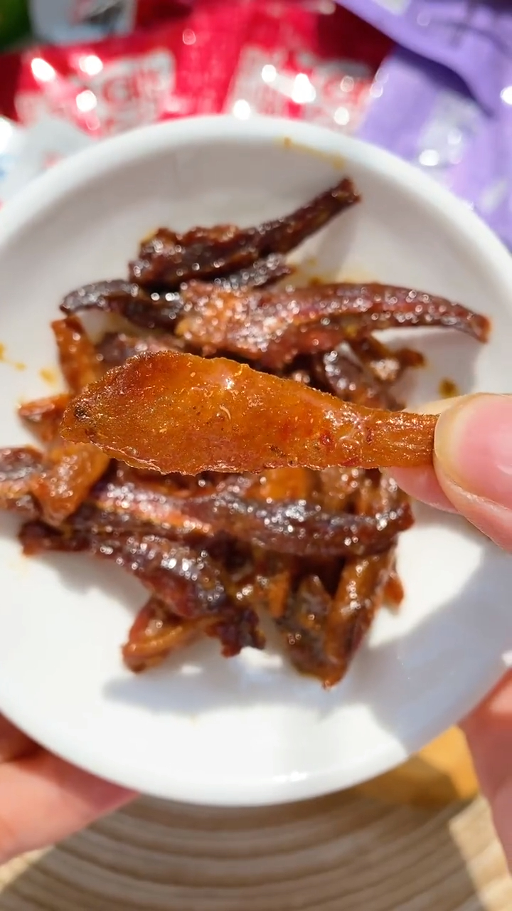 这个酱汁小鱼个头饱满,越嚼越香,我喜欢吃泡椒的,吃起来很过瘾