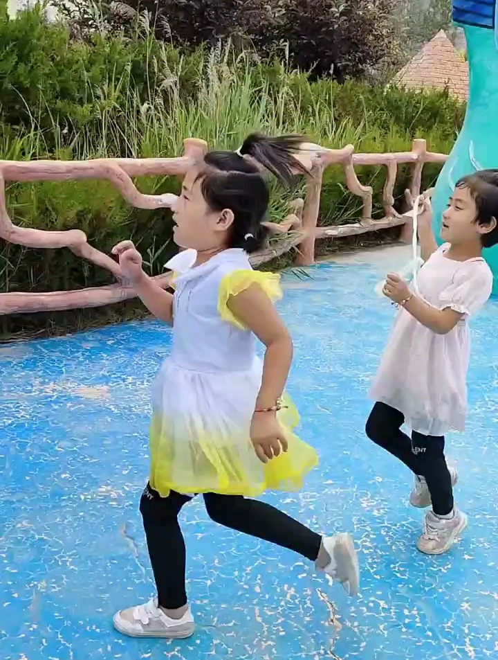 爸爸真搞笑呀,竟然踢绿头鱼的屁股……